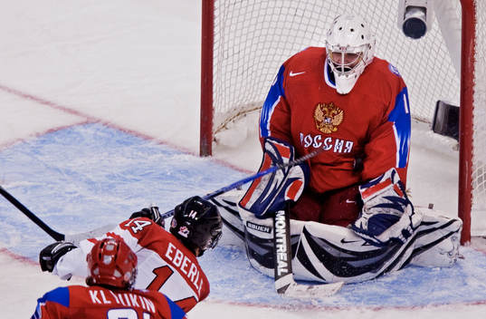 Jordan Eberle, Kanada, skjuter ett skott på Vadim
