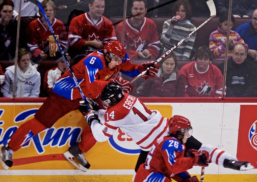 Mikhail Pashnin, Ryssland, och Jordan Eberle, Kanada,