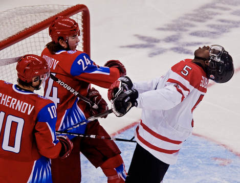 Vyacheslav Voinov, Ryssland, slår till PK Subban, Kanada,