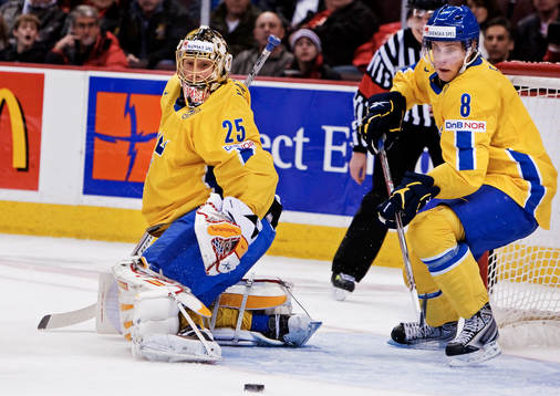 Viktor Ekbom är på väg att rensa undan en puck framför