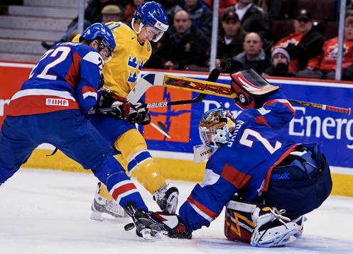 Ett skott från Mikael Backlund, Sverige, stoppas av