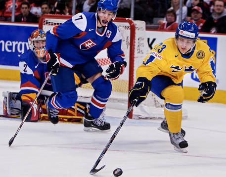 Nicklas Lasu, Sverige, har koll på pucken