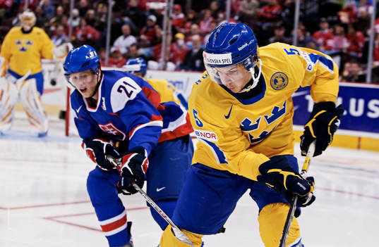 Erik Karlsson, Sverige, håller undan från Radoslav Tybor,