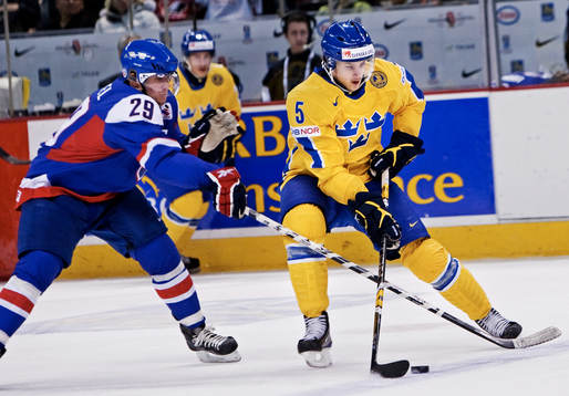 Erik Karlsson, Sverige, tar sig förbi Marek Mertel,