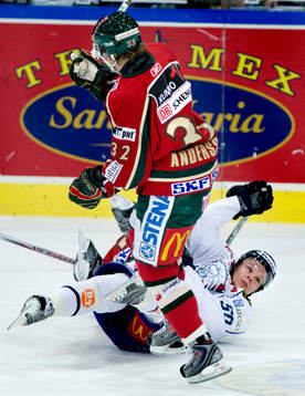 Johan Andersson, Frölunda, tacklar Andreas Jämtin,