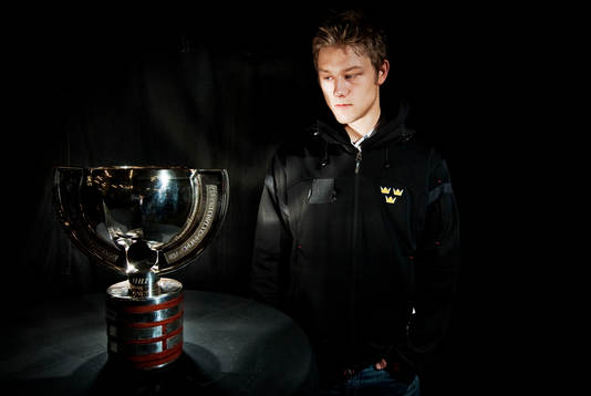 Oscar Möller ser på bucklan som delas ut till det