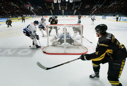 Patrik Bergström, AIK försöker få in pucken framför