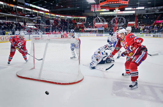 Daniel Henriksson, målvakt Linköping får arbeta