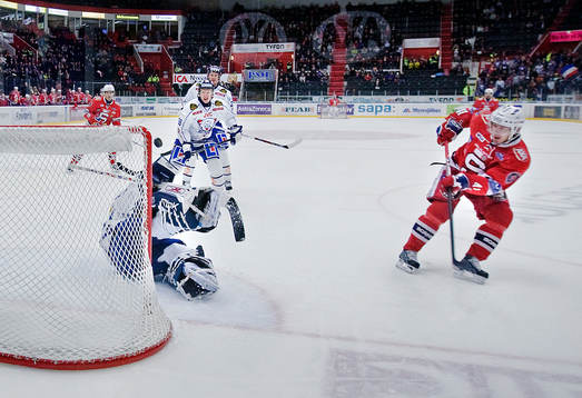 Daniel Henriksson, målvakt Linköping gör en benparad som