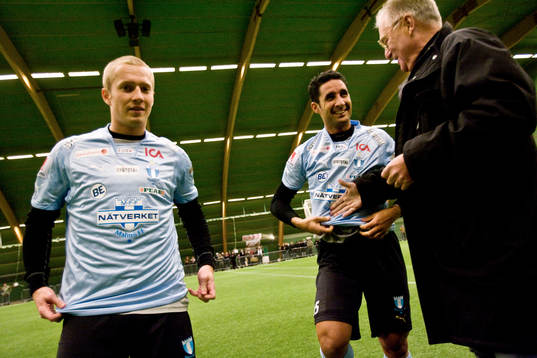 Daniel Larsson och David Durmaz hälsas välkomna av Bengt