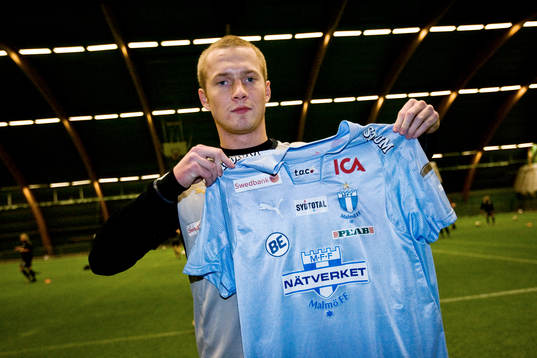 Daniel Larsson  med sin nya tröja