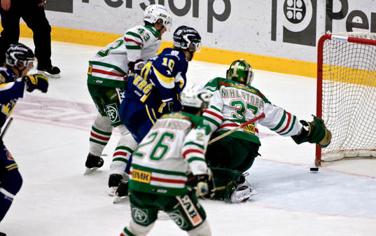 Christopher Nihlstorp, målvakt, Rögle, har tur med stolpen