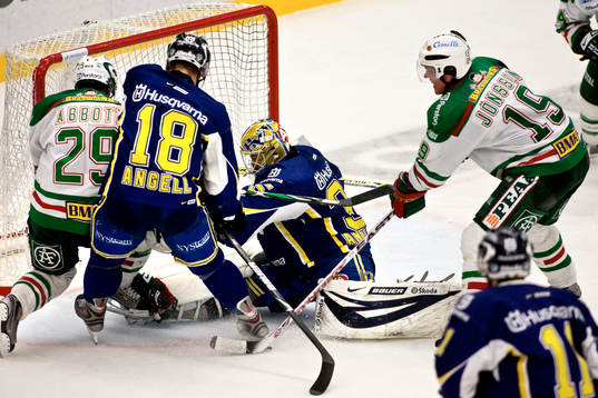 Här sparkar Chris Abbott, Rögle in 6-5