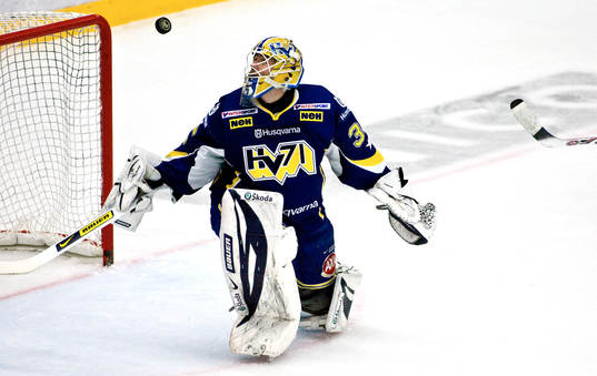 Andreas Andersson, målvakt HV71, får inte ordning på