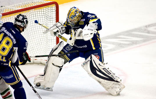 Andreas Andersson, målvakt, HV71, får inte ordning på