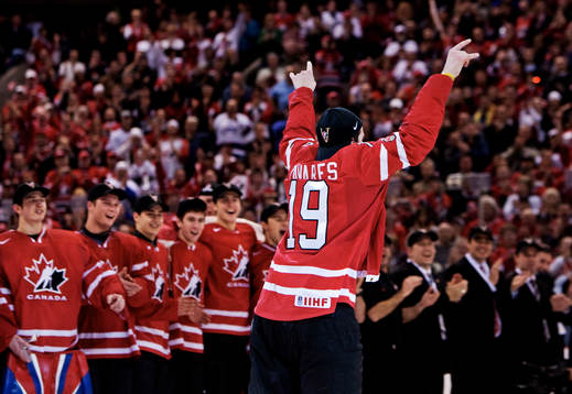 John Tavares, Kanada, är på väg att ta emot ett pris
