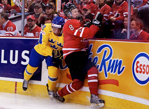 Carl Gustafsson, Sverige, tacklar Ryan Ellis, Kanada