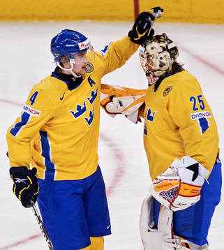 Victor Hedman försöker muntra upp Jacob Markström,