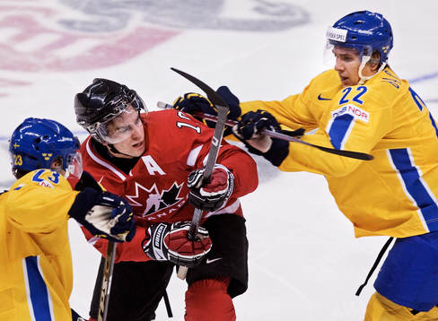 Mikael Backlund, Sverige, trycker till John Tavares, Kanada