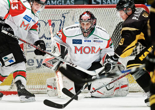 Rörigt framför Robert Kristan, målvakt, Mora