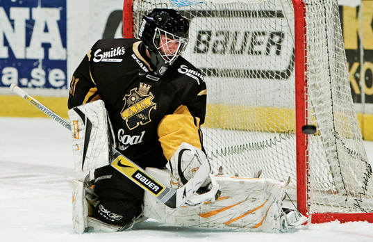 Fredrik Holmgren, målvakt, AIK, ser pucken gå utanför