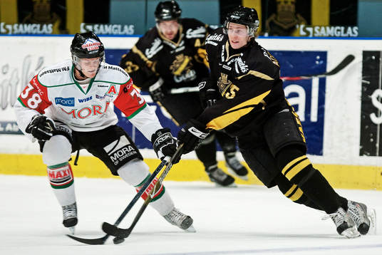 Adam Andersson, Mora, kan inte stoppa Johan Adolfsson, AIK