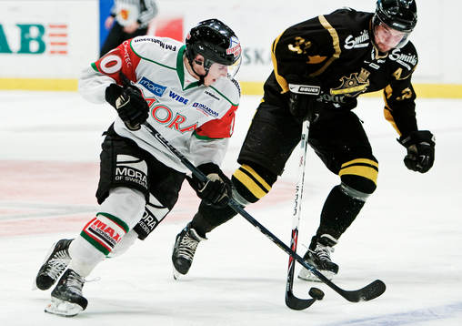Mario Kempe, Mora, och David Engblom, AIK, kämpar om pucken