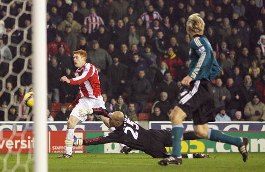 Dave Kitson, Stoke, missar sin chans till mål