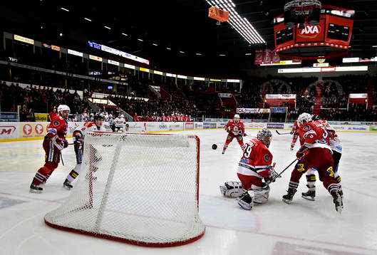 Pucken på väga in i Södertäljes mål