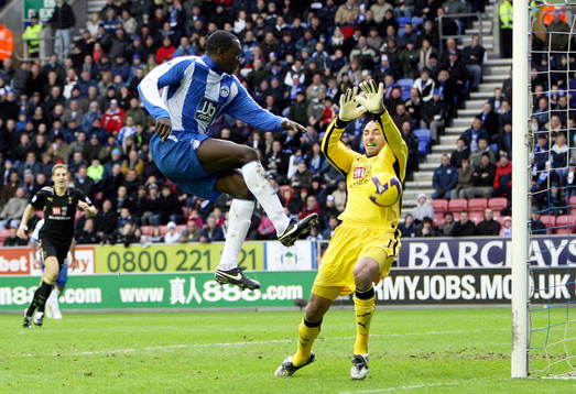 Emile Heskey, Wigan och Heurelho Gomes, målvakt, Tottenham
