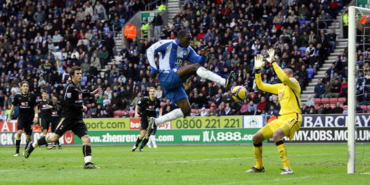 Emile Heskey, Wigan och Heurelho Gomes, målvakt, Tottenham