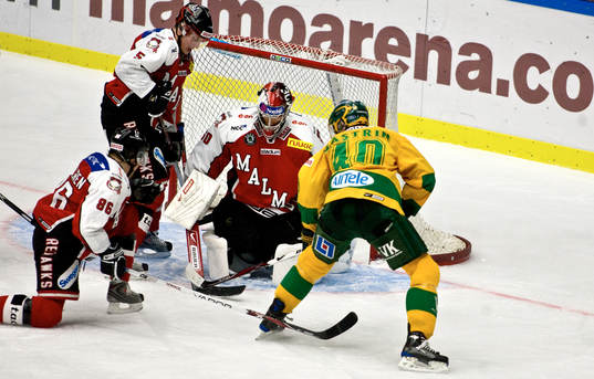 Situationen som leder fram till 3-4 målet. Henrik