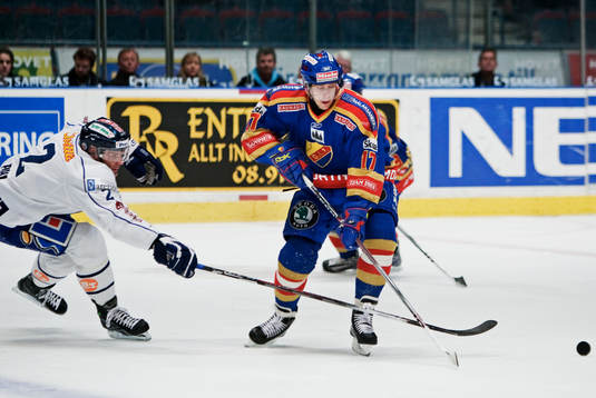 Andreas Pihl, Linköping, försöker ta pucken av Niklas