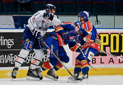 Andreas Pihl, Linköping, slår till Michael Holmqvist,