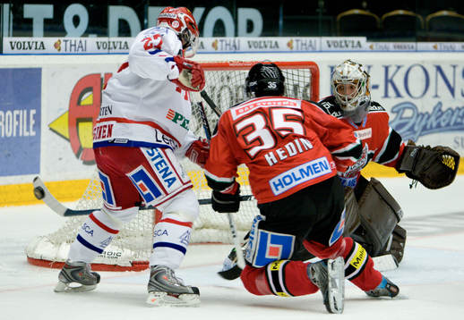 Pierre Hedin, Modo räddar puck framför Michal Zajkowski,