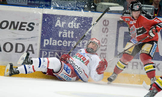 Thomas Enström, Modo tacklar Magnus Pääjärvi-Svensson,