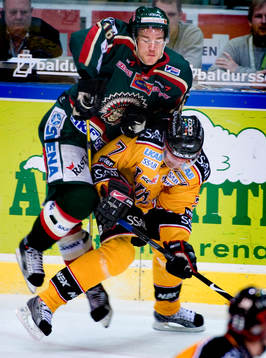 Jonas Nordquist, Frölunda får en rejäl tackling av Jan