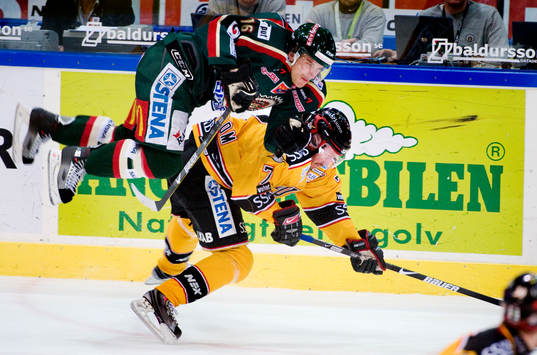 Jonas Nordquist, Frölunda får en rejäl tackling av Jan