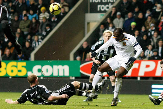 Nicky Butt, Newcastle tacklar George Boateng, Hull