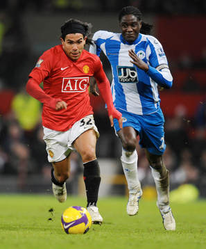 Carlos Tevez, United och Mario Melchiot, Wigan