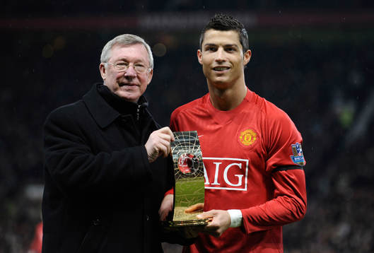 Cristiano Ronaldo får pokalen för " the World Player of