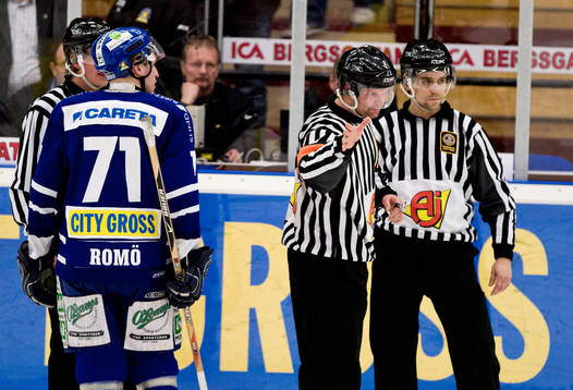 Domare David Bergman dömer mål till AIK i sudden death