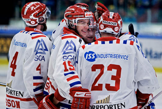 Björn Svensson, gratuleras till sitt 0-1-mål. Jubel,
