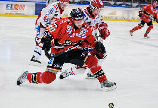 Linus Omark, Luleå, stoppar en Timrå-spelare