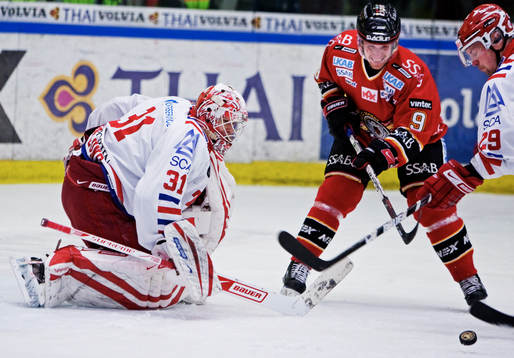 Tommi Miettinen, Luleå, oroar framför Johan Backlund,