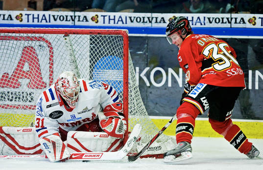 Linus Omark, Luleå, oroar framför Johan Backlund,