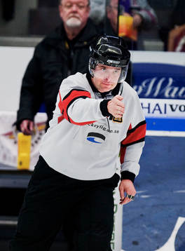 Patrik Sjöberg, domare, dömer mål