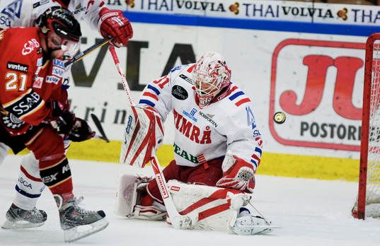 Johan Backlund, målvakt, Timrå, räddar ett skott från