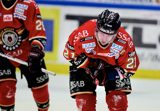 Anders Burström,  skadades i tredje perioden. Skada
