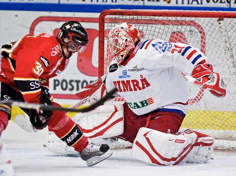 Linus Omark, Luleå, gör ett konstmål på Johan Backlund,